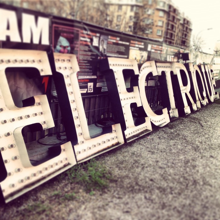 Cirque Electronic sign Paris, France